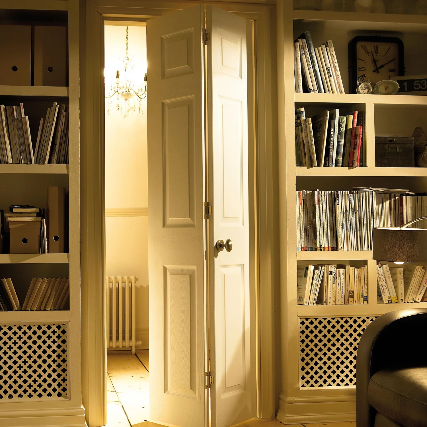 6 Panel Primed White Woodgrain Effect Internal Bi-fold Door Set, (H)1950mm (W)750mm 6 6 Panel Primed White Woodgrain Effect Internal Bi-fold Door Set, (H)1950mm (W)750mm - Image 4