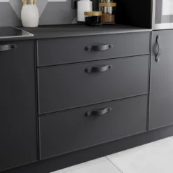 GoodHome Yarrow Black Kitchen Cabinets Pull Handle (L)186mm -WoodDepot Shop goodhome yarrow black kitchen cabinets pull handle l 186mm5059340482514 01i