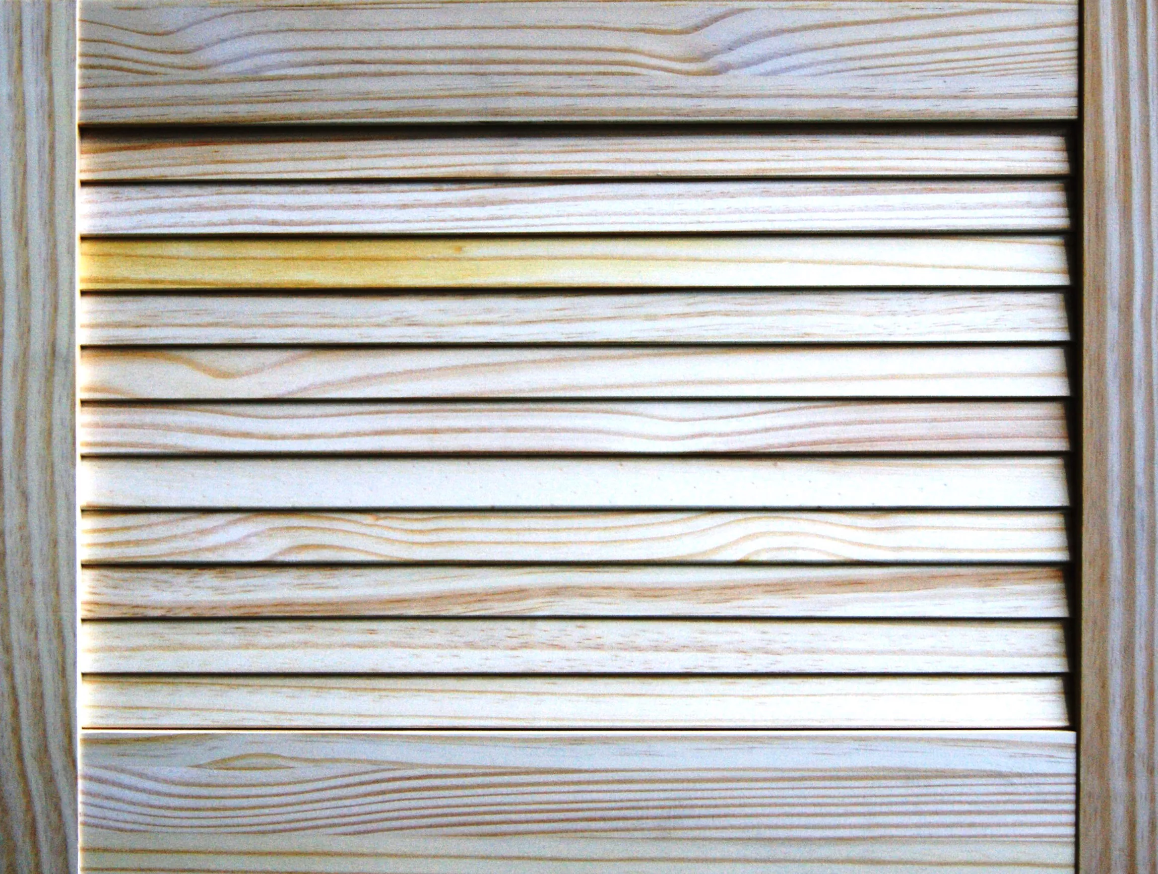 Pine Internal Louvre Door, (H)457mm (W)610mm (T)21mm 3 Pine Internal Louvre Door, (H)457mm (W)610mm (T)21mm