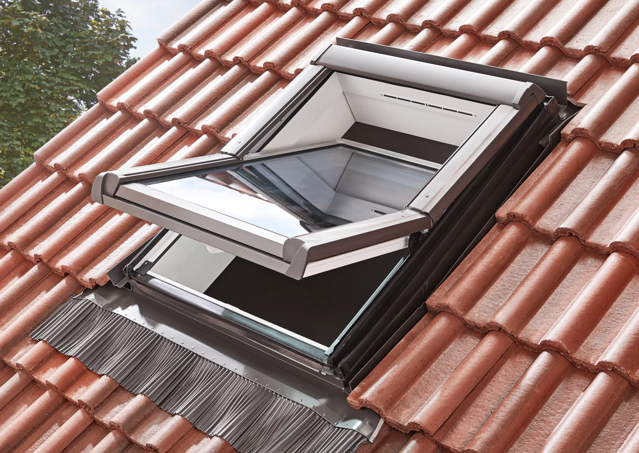 Site Premium Anthracite Aluminium Alloy Centre Pivot Roof Window, (H)1180mm (W)1140mm 4 Site Premium Anthracite Aluminium Alloy Centre Pivot Roof Window, (H)1180mm (W)1140mm - Image 2