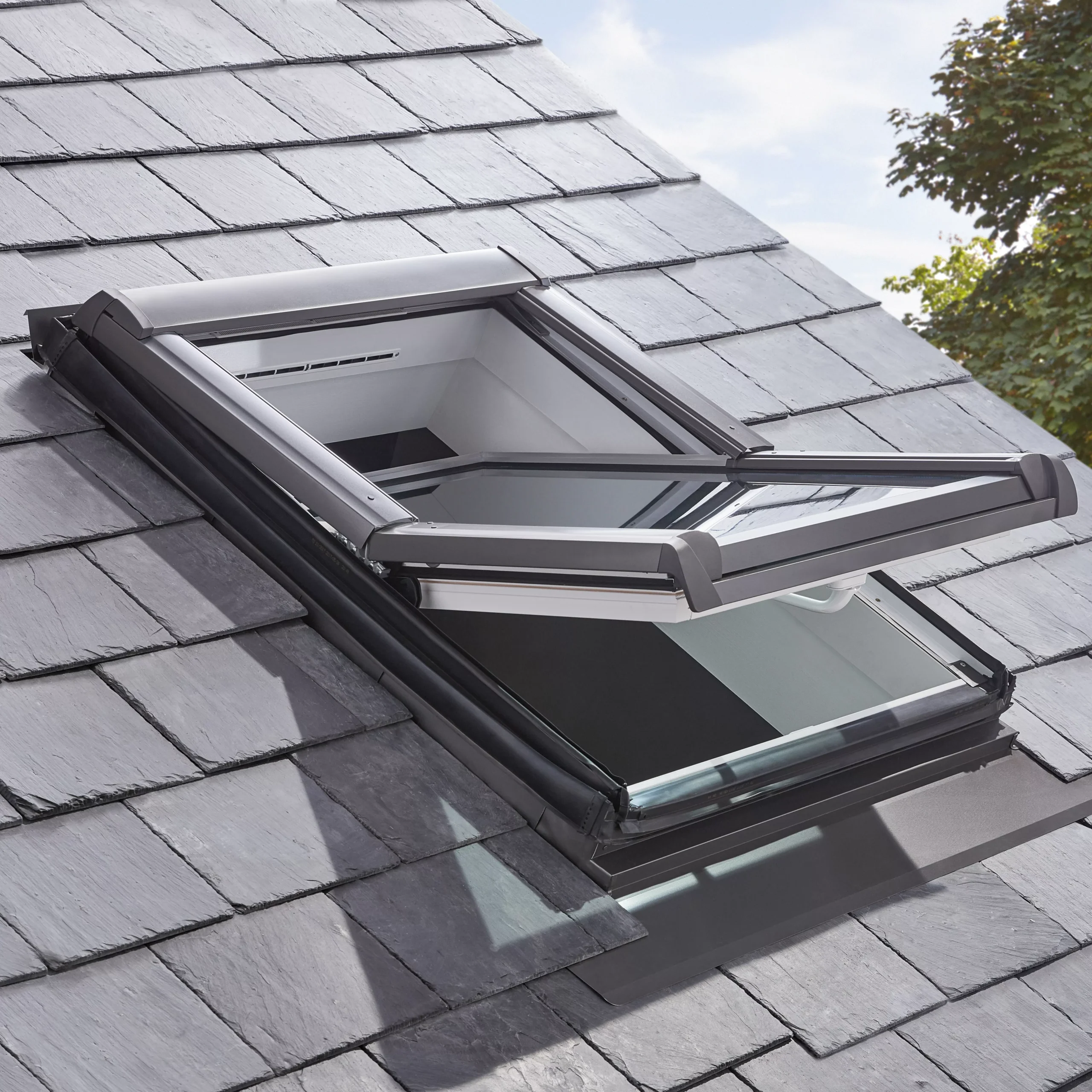 Site Premium Anthracite Aluminium Alloy Centre Pivot Roof Window, (H)1180mm (W)1140mm 7 Site Premium Anthracite Aluminium Alloy Centre Pivot Roof Window, (H)1180mm (W)1140mm - Image 5