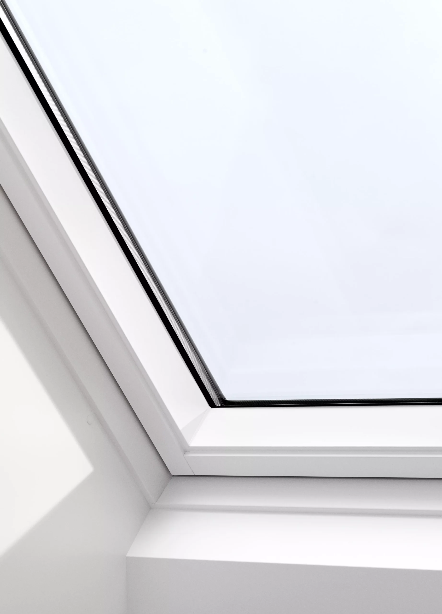 Velux White Aluminium Centre Pivot Roof Window, (H)1140mm (W)1180mm 4 Velux White Aluminium Centre Pivot Roof Window, (H)1140mm (W)1180mm - Image 2