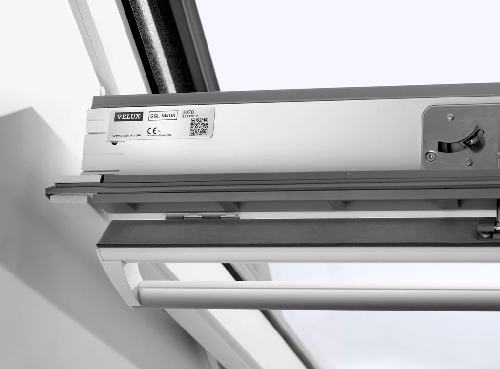 Velux White Aluminium Centre Pivot Roof Window, (H)1140mm (W)1180mm 5 Velux White Aluminium Centre Pivot Roof Window, (H)1140mm (W)1180mm - Image 3