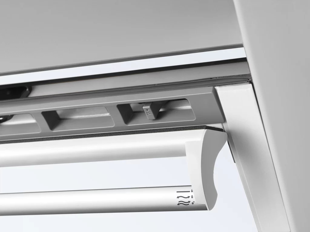 Velux White Aluminium Centre Pivot Roof Window, (H)1140mm (W)1180mm 6 Velux White Aluminium Centre Pivot Roof Window, (H)1140mm (W)1180mm - Image 4